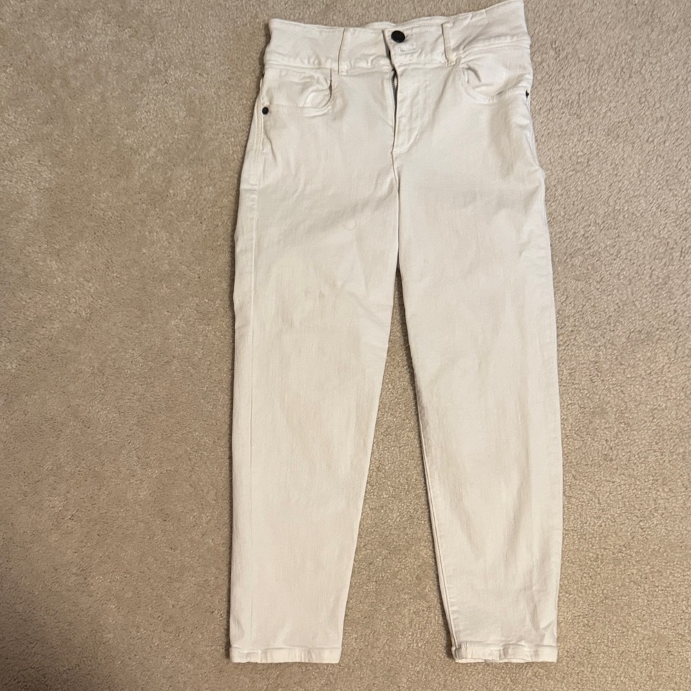 Alice and Olivia white capri jeans